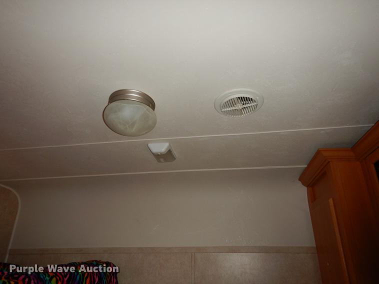 image for item J5632 2009 Luxury FW camper