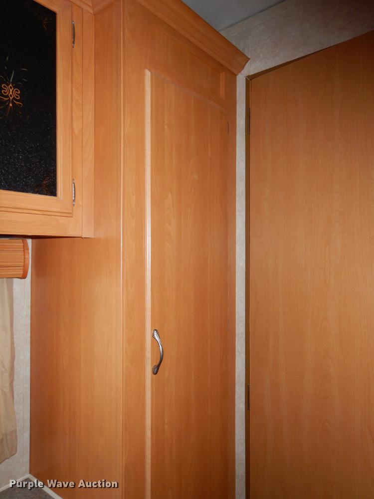 image for item J5632 2009 Luxury FW camper