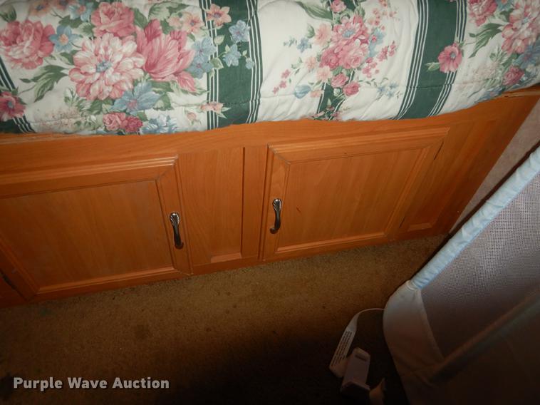 image for item J5632 2009 Luxury FW camper