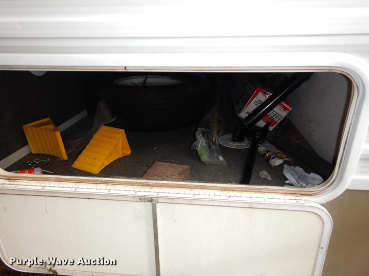 image for item J5632 2009 Luxury FW camper