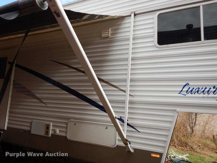 image for item J5632 2009 Luxury FW camper