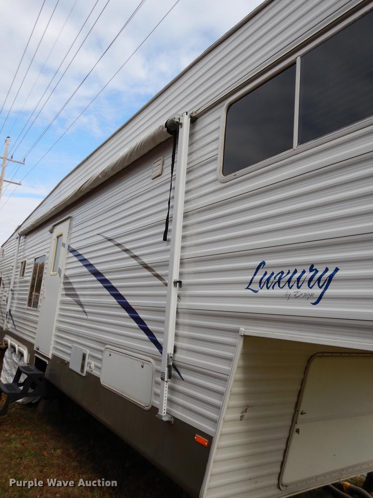 image for item J5632 2009 Luxury FW camper