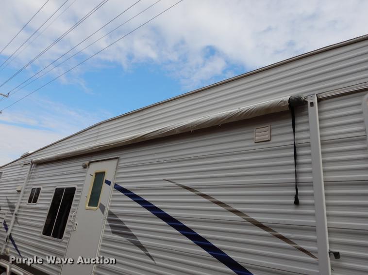 image for item J5632 2009 Luxury FW camper