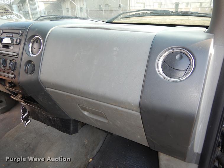 image for item K5786 2004 Ford F150 XLT Crew Cab pickup truck