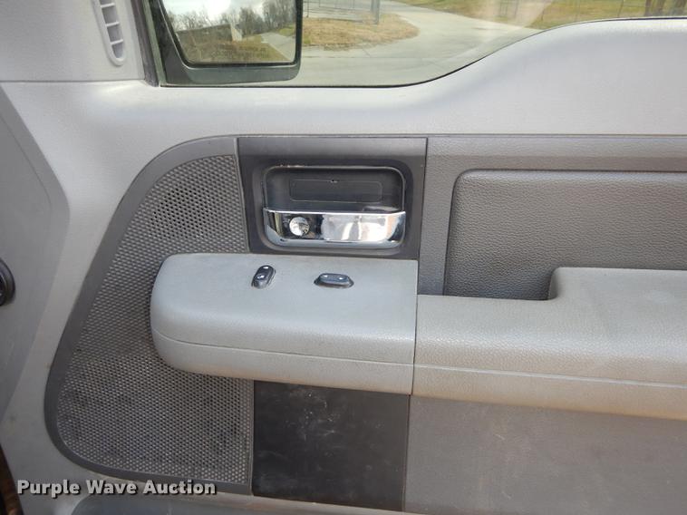 image for item K5786 2004 Ford F150 XLT Crew Cab pickup truck