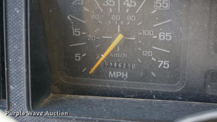 image for item DA1299 1999 Ford F800 flatbed truck