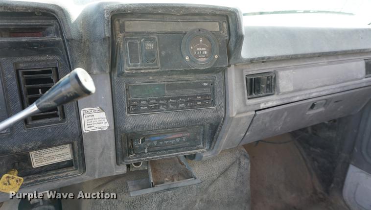 image for item DA1299 1999 Ford F800 flatbed truck