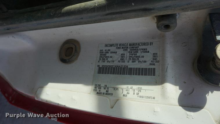 image for item DA1299 1999 Ford F800 flatbed truck