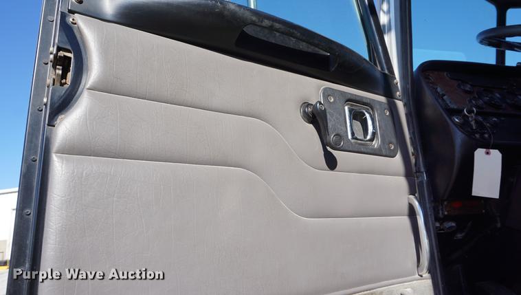 image for item DA1496 2005 Peterbilt 357 dump truck