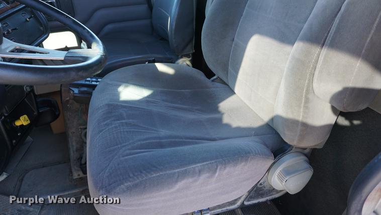 image for item DA1496 2005 Peterbilt 357 dump truck