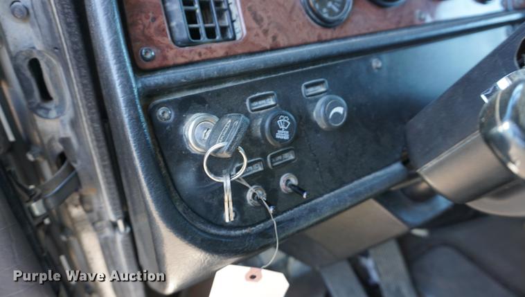 image for item DA1496 2005 Peterbilt 357 dump truck