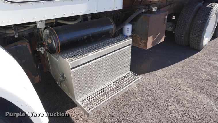 image for item DA1496 2005 Peterbilt 357 dump truck