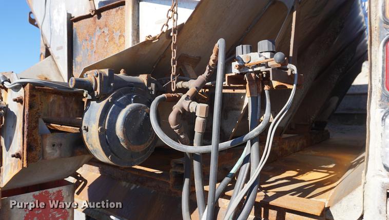 image for item DA1496 2005 Peterbilt 357 dump truck