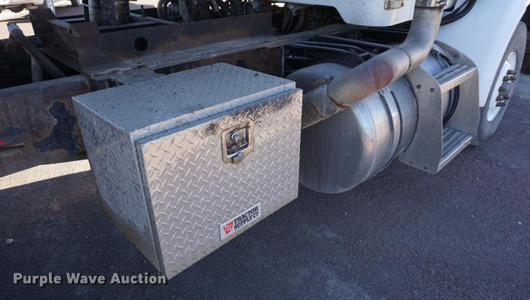 image for item DA1496 2005 Peterbilt 357 dump truck