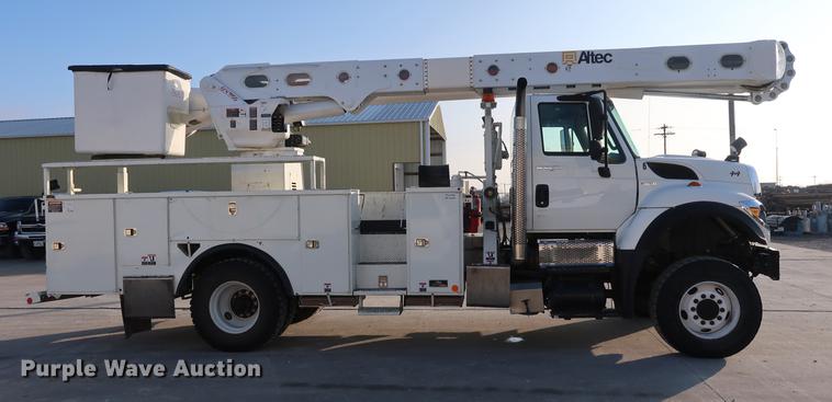 image for item DA6571 2011 International 7400 bucket truck
