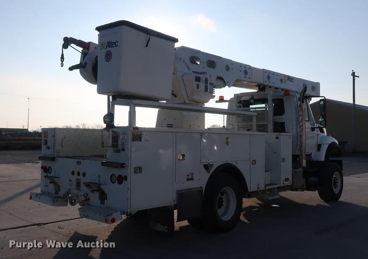 image for item DA6571 2011 International 7400 bucket truck