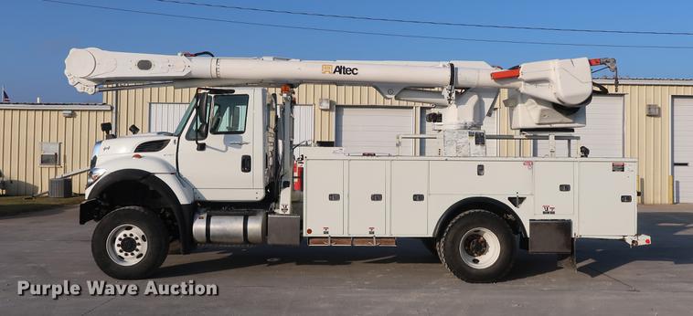 image for item DA6571 2011 International 7400 bucket truck