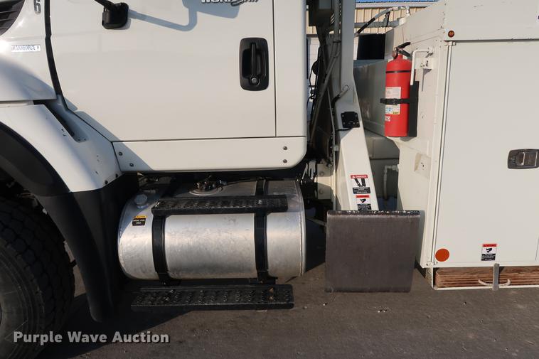 image for item DA6571 2011 International 7400 bucket truck