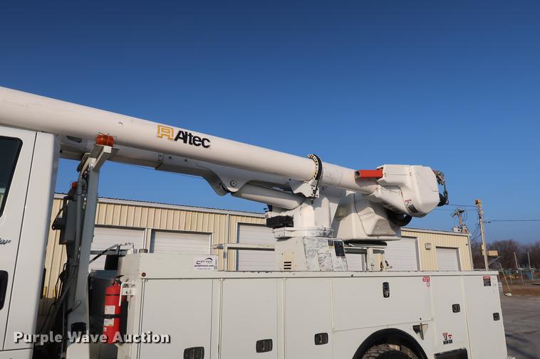 image for item DA6571 2011 International 7400 bucket truck