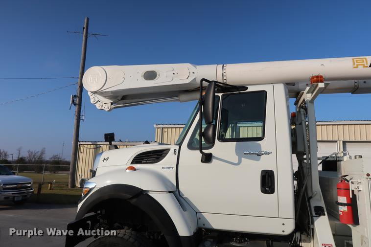 image for item DA6571 2011 International 7400 bucket truck