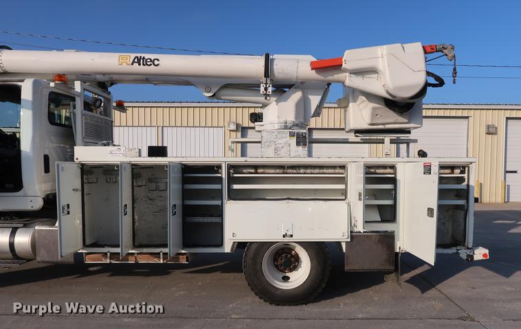 image for item DA6571 2011 International 7400 bucket truck
