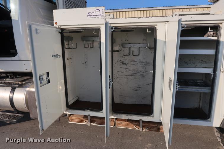 image for item DA6571 2011 International 7400 bucket truck