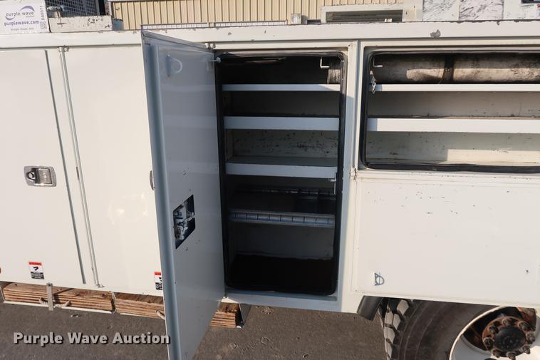 image for item DA6571 2011 International 7400 bucket truck