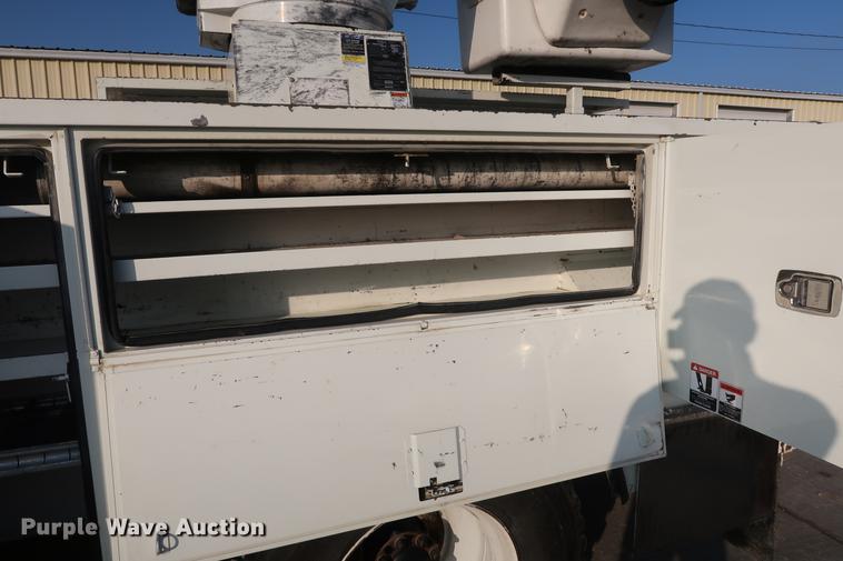 image for item DA6571 2011 International 7400 bucket truck