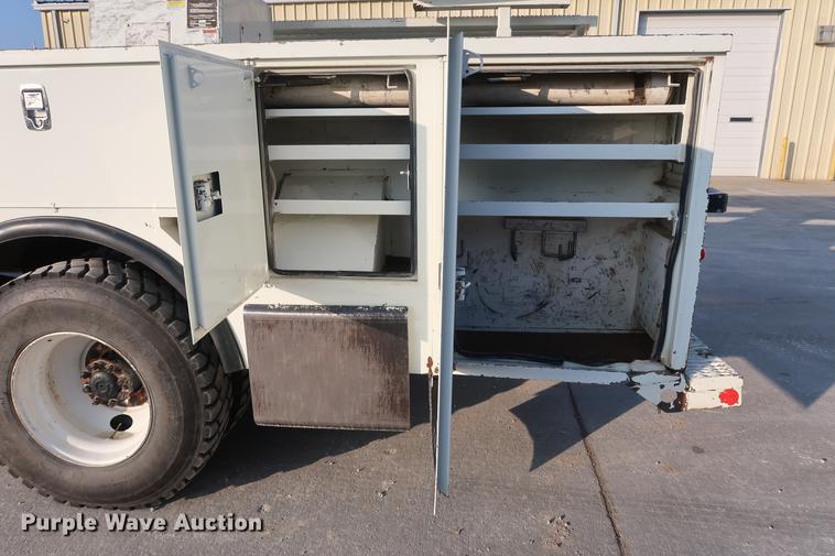 image for item DA6571 2011 International 7400 bucket truck