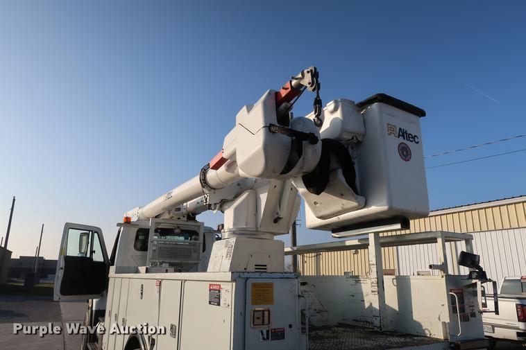 image for item DA6571 2011 International 7400 bucket truck