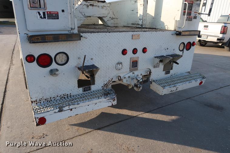 image for item DA6571 2011 International 7400 bucket truck