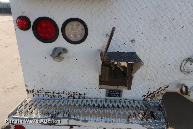 image for item DA6571 2011 International 7400 bucket truck