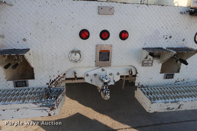 image for item DA6571 2011 International 7400 bucket truck