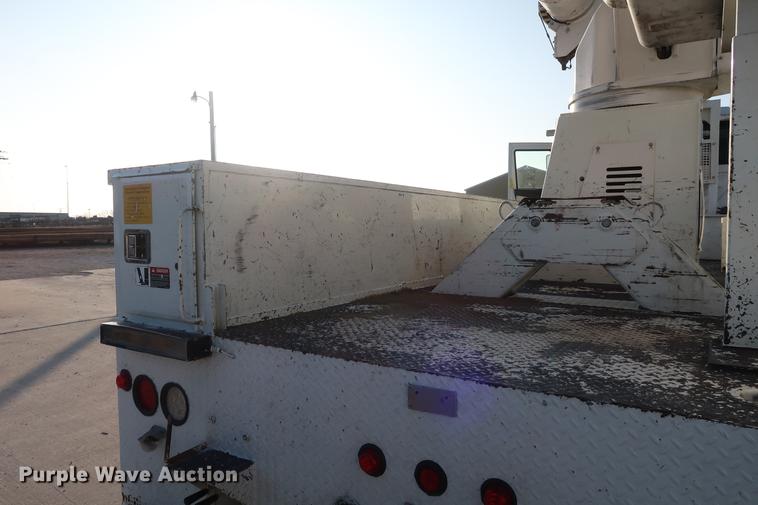 image for item DA6571 2011 International 7400 bucket truck