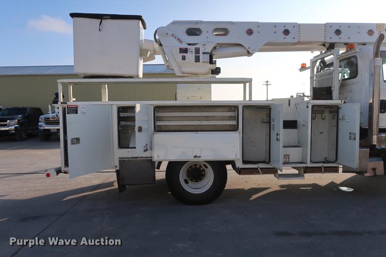 image for item DA6571 2011 International 7400 bucket truck
