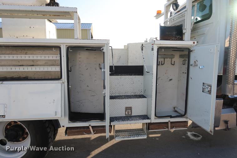 image for item DA6571 2011 International 7400 bucket truck