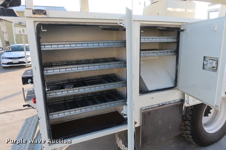 image for item DA6571 2011 International 7400 bucket truck