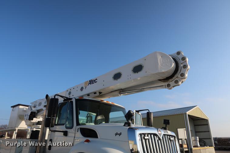 image for item DA6571 2011 International 7400 bucket truck