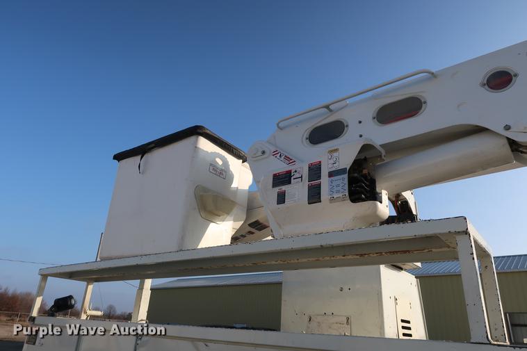 image for item DA6571 2011 International 7400 bucket truck