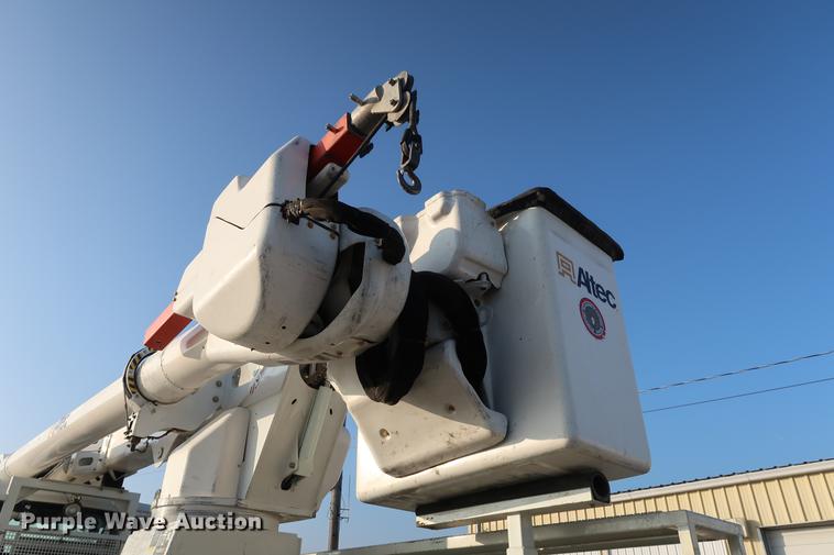 image for item DA6571 2011 International 7400 bucket truck