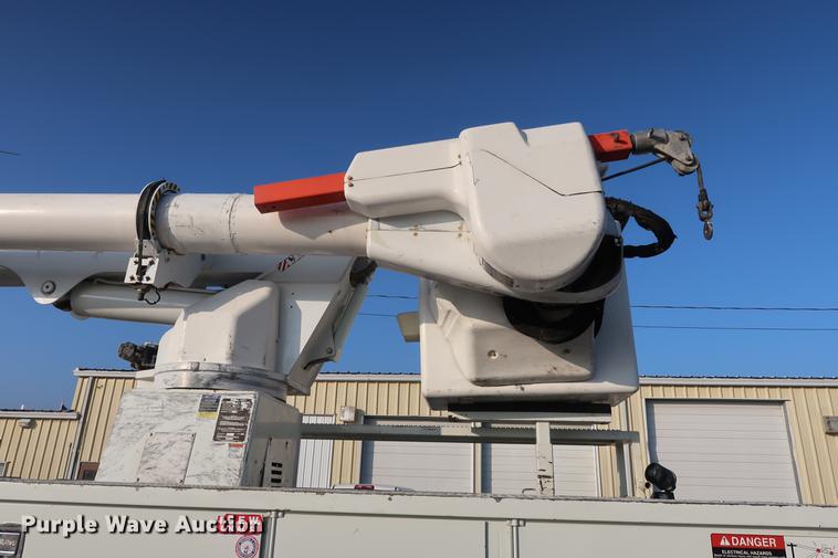 image for item DA6571 2011 International 7400 bucket truck