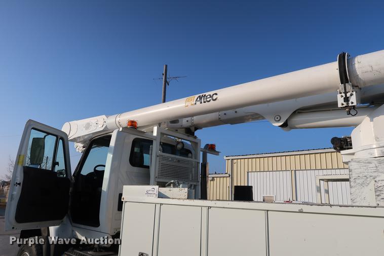 image for item DA6571 2011 International 7400 bucket truck