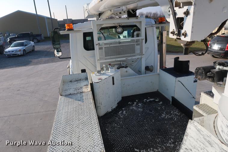 image for item DA6571 2011 International 7400 bucket truck