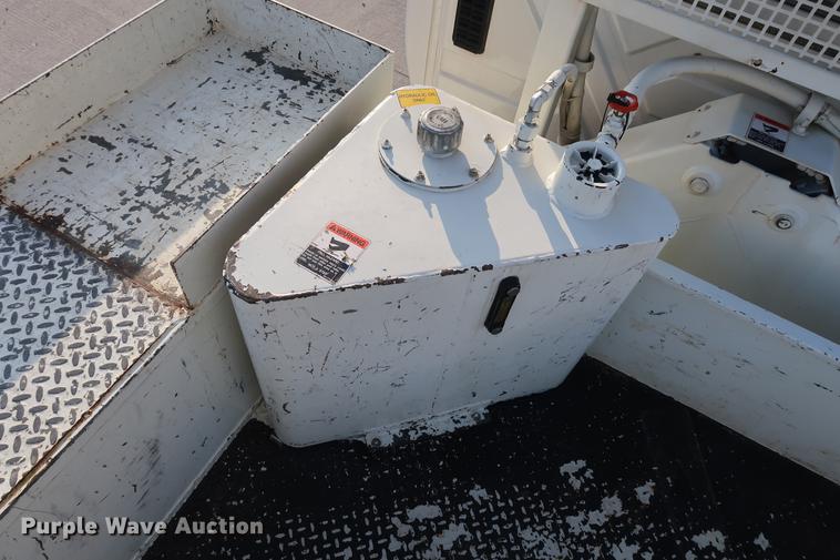 image for item DA6571 2011 International 7400 bucket truck