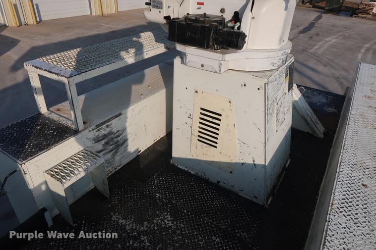 image for item DA6571 2011 International 7400 bucket truck