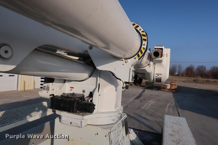 image for item DA6571 2011 International 7400 bucket truck