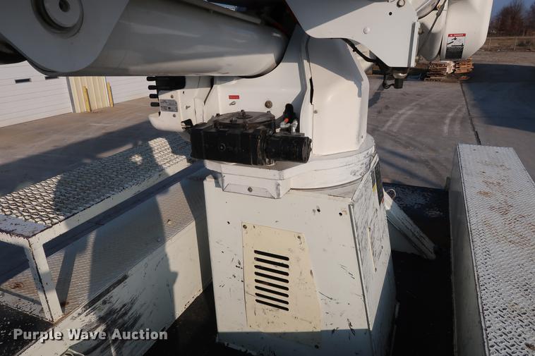 image for item DA6571 2011 International 7400 bucket truck