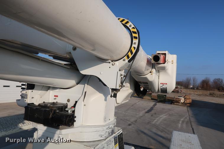 image for item DA6571 2011 International 7400 bucket truck
