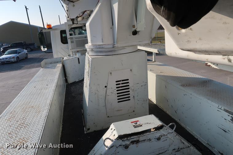 image for item DA6571 2011 International 7400 bucket truck