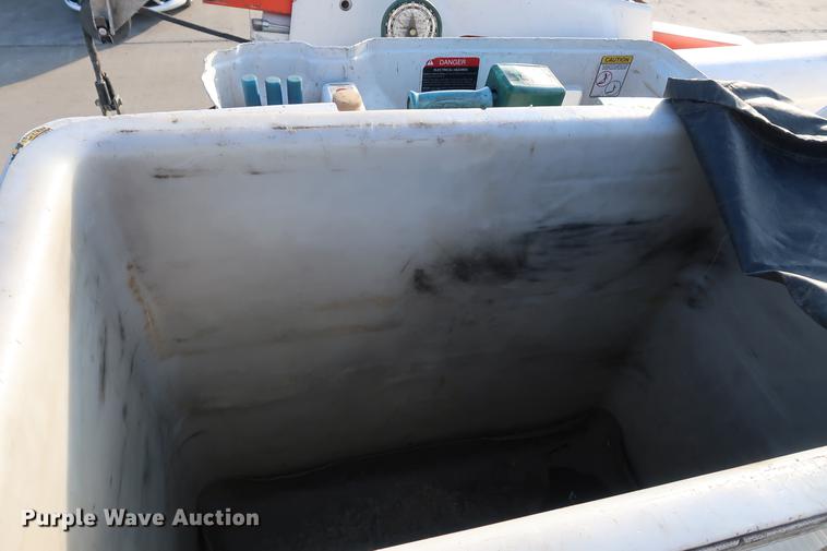 image for item DA6571 2011 International 7400 bucket truck